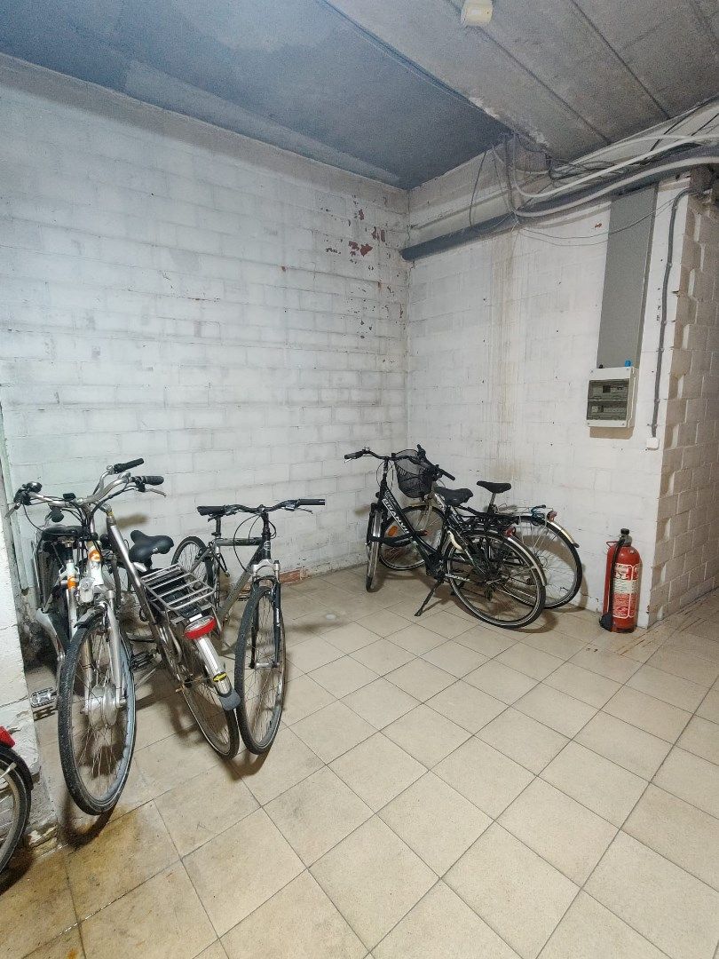 Opbrengsteigendom: 7 appartementen met 3 garages. foto 26