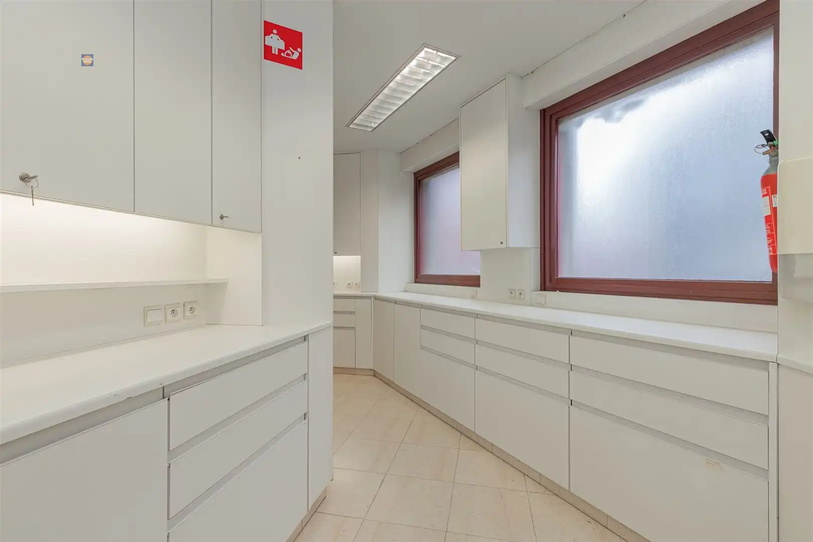 Handelsruimte met appartement foto 7