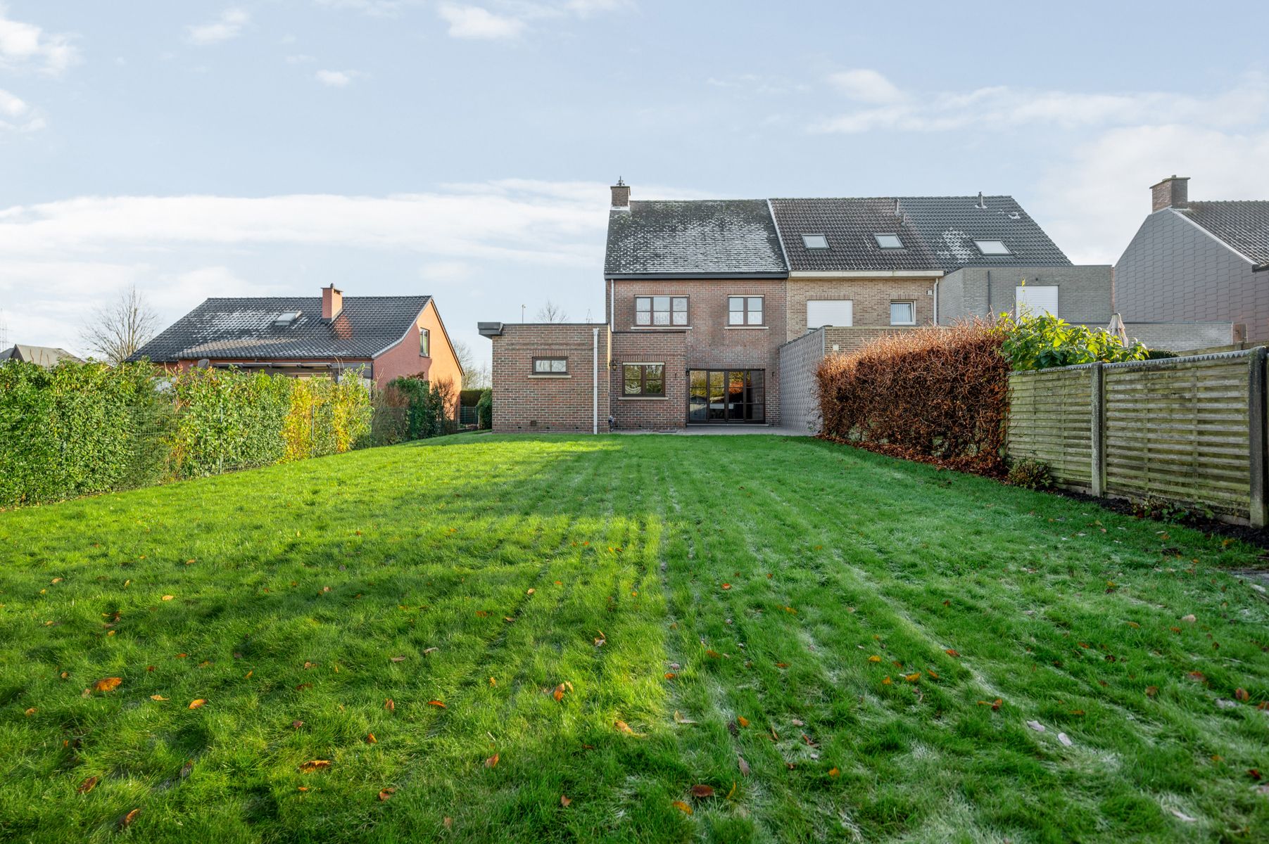 Goed onderhouden HOB met groengebied in achtertuin foto {{pictureIndex}}