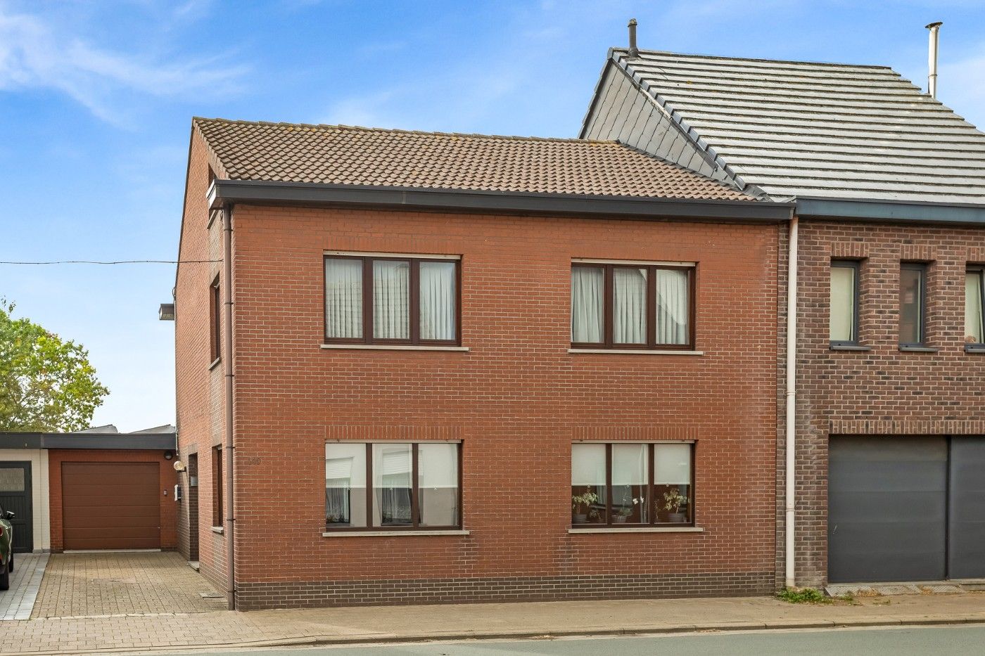 Hoofdfoto van de publicatie: Gigantische, oerdegelijke woning met 4+ slpk., oprit, garage en west-tuin