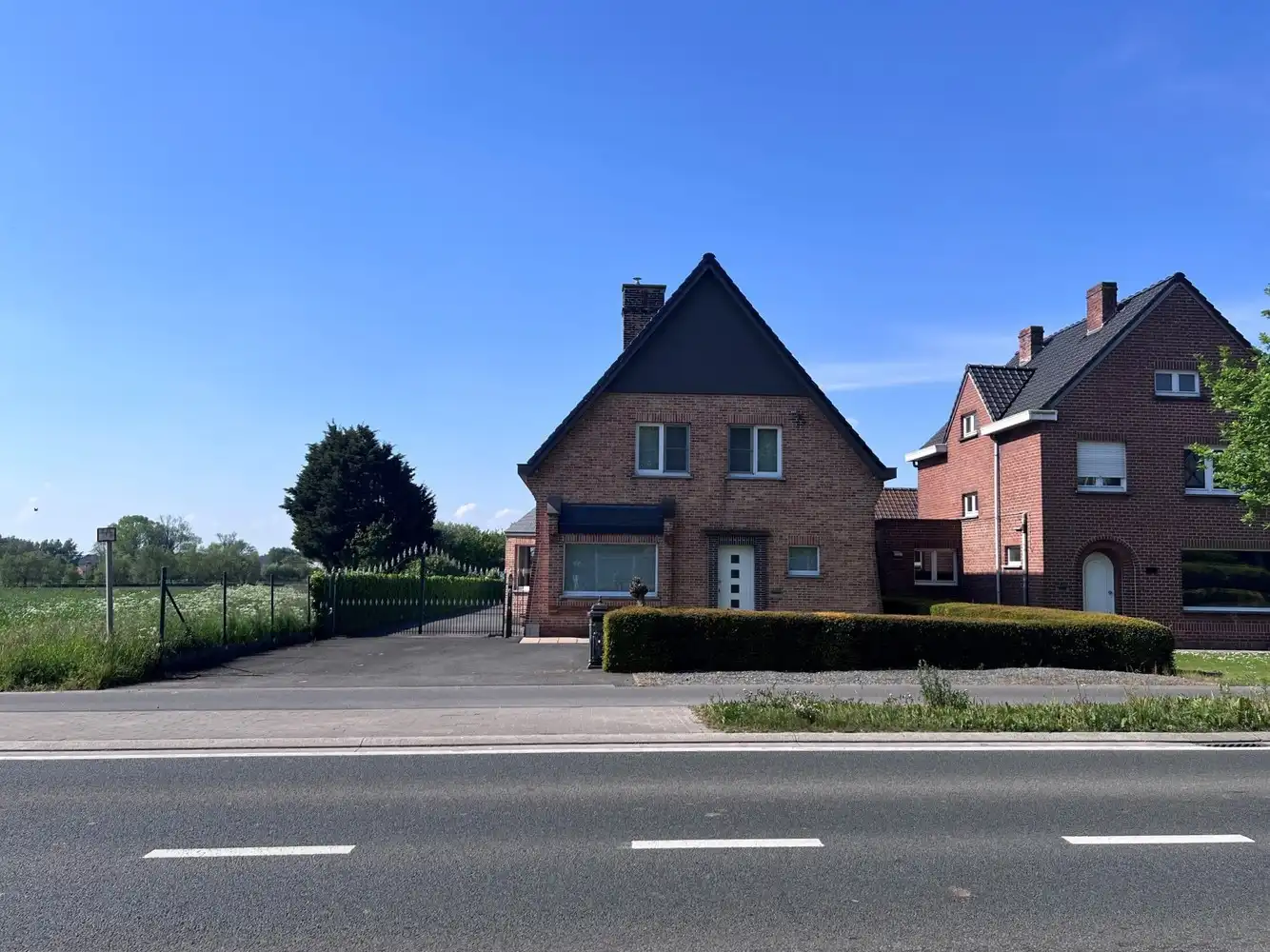 Instapklare woning met 4 slaapkamers, loods en dubbele garage foto 2