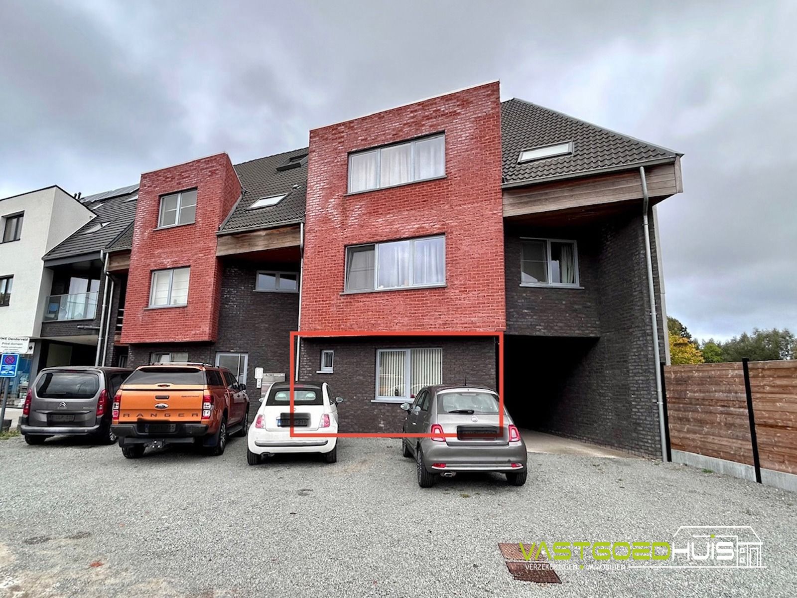 Instapklaar, gelijkvloers appartement met garage foto {{pictureIndex}}