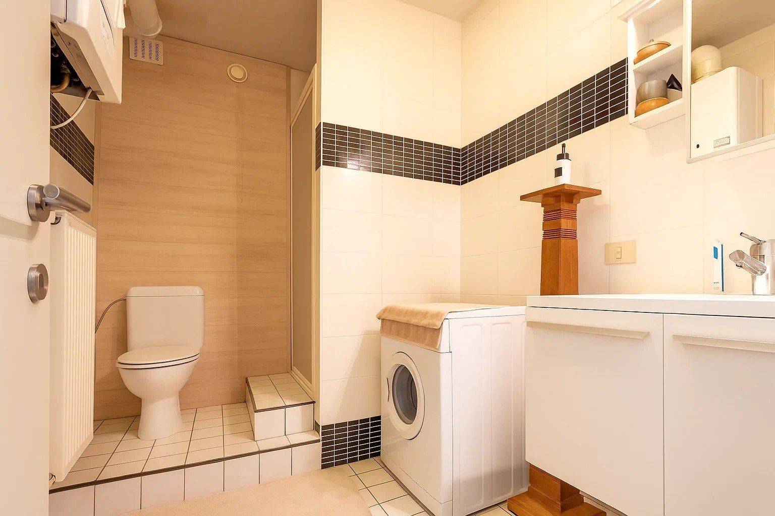 TOPLOCATIE | INSTAPKLAAR APPARTEMENT (BJ 2005) MET 2 SLPKS foto 8