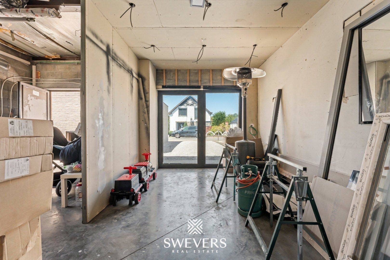 Instapklare, volledig gerenoveerde woning met zonnige tuin en grote garage foto 28