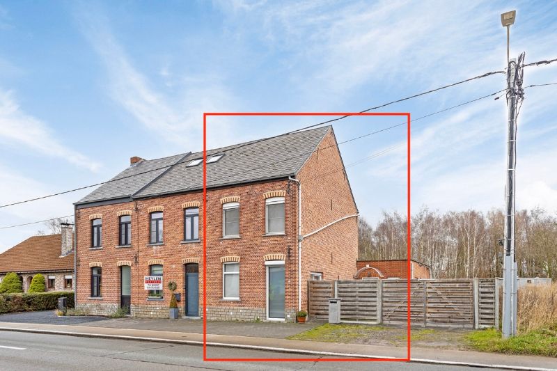 Hoofdfoto van de publicatie: Gezellige ruime halfopen woning met dubbele garage en drie slaapkamers te Schriek