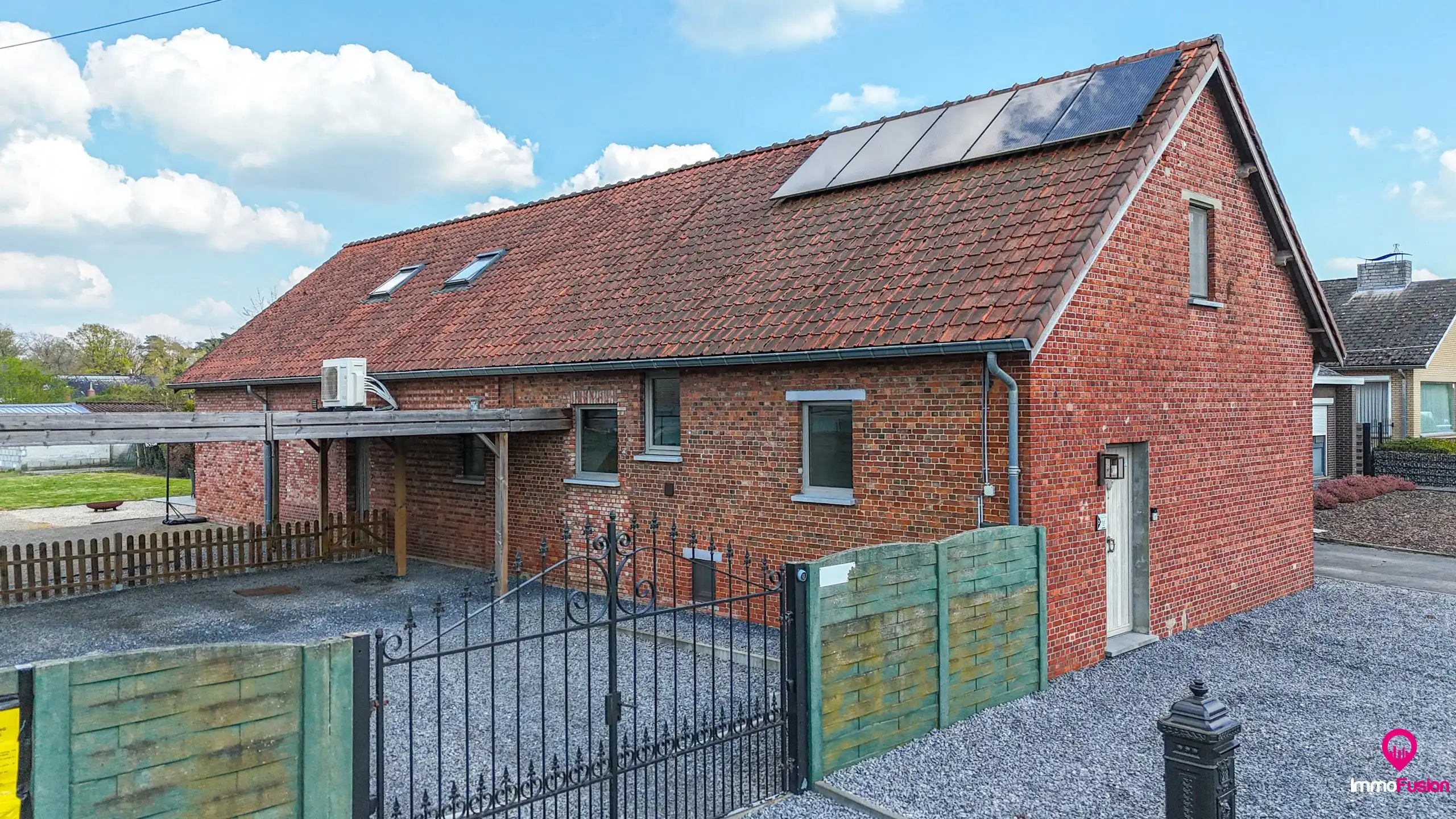 Charmante woning met 5 slaapkamers op een ruim perceel foto {{pictureIndex}}