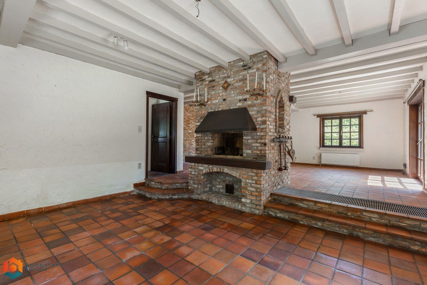 Landelijke Villa gelegen in groene omgeving met veel potentieel foto 4