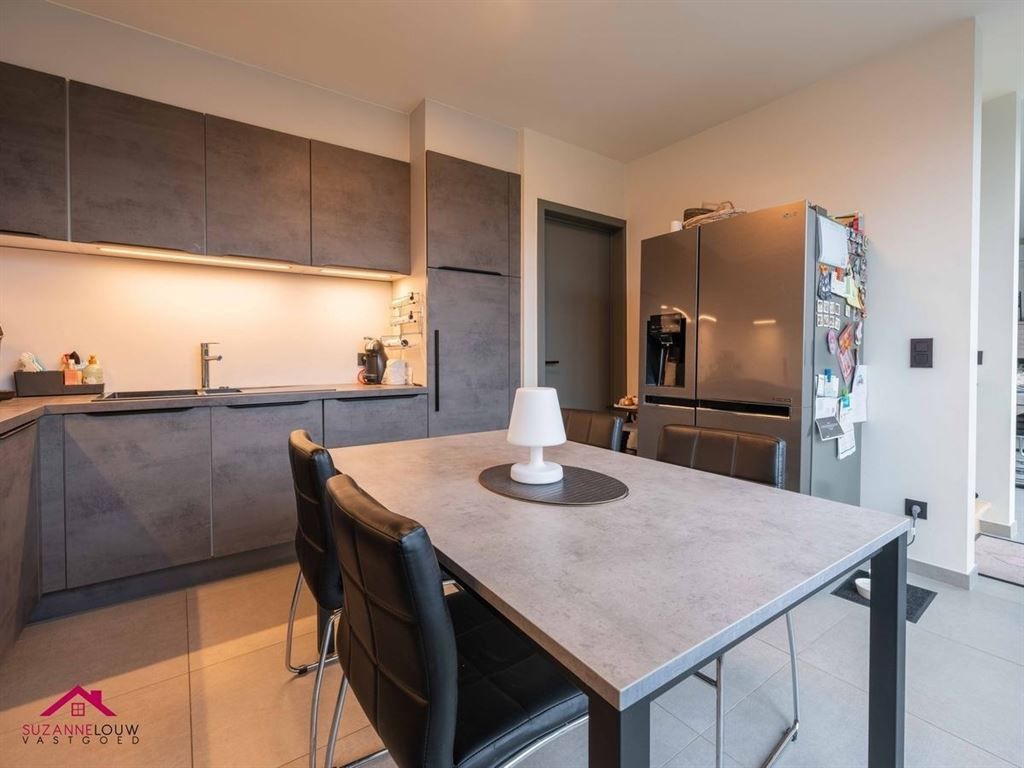 Instapklare half vrijstaande gezinswoning met gezellige tuin foto 17