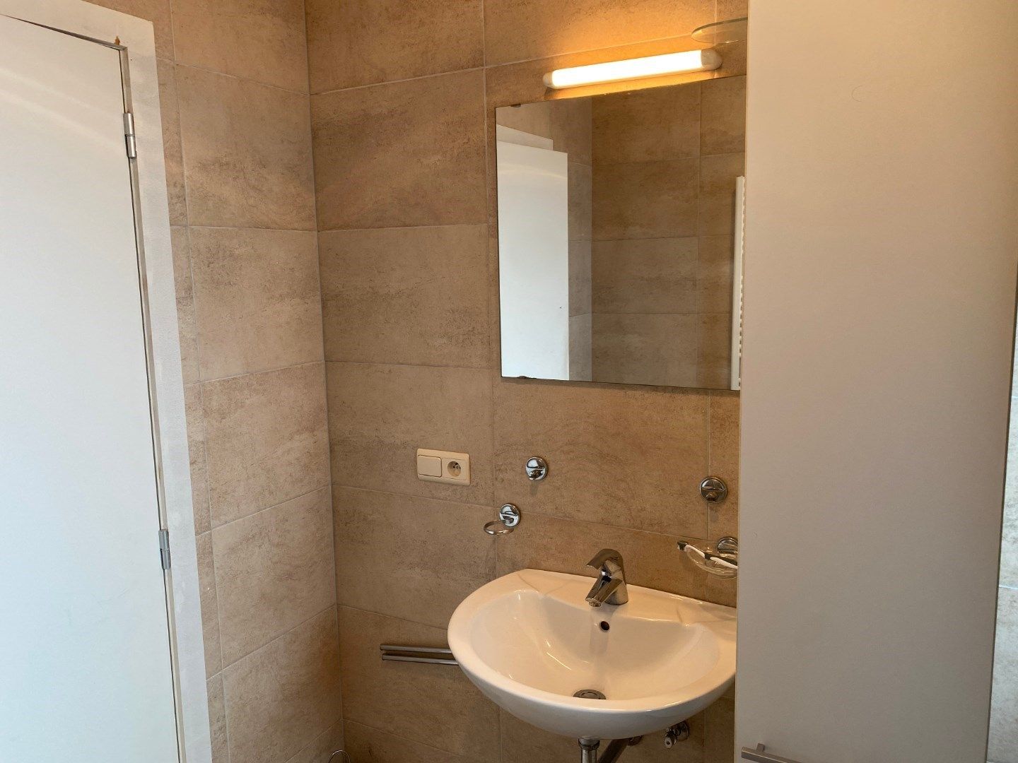 Eigentijds appartement met  autostaanplaats en kelder. Geen vaste kosten. foto 10