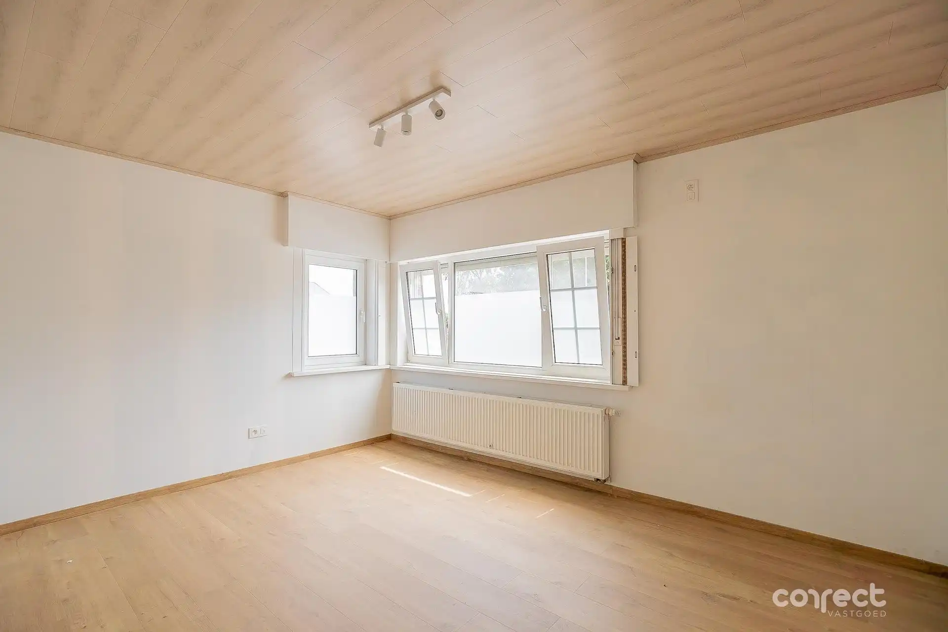 Verrassende, instapklare hoekwoning in Eernegem. foto 5