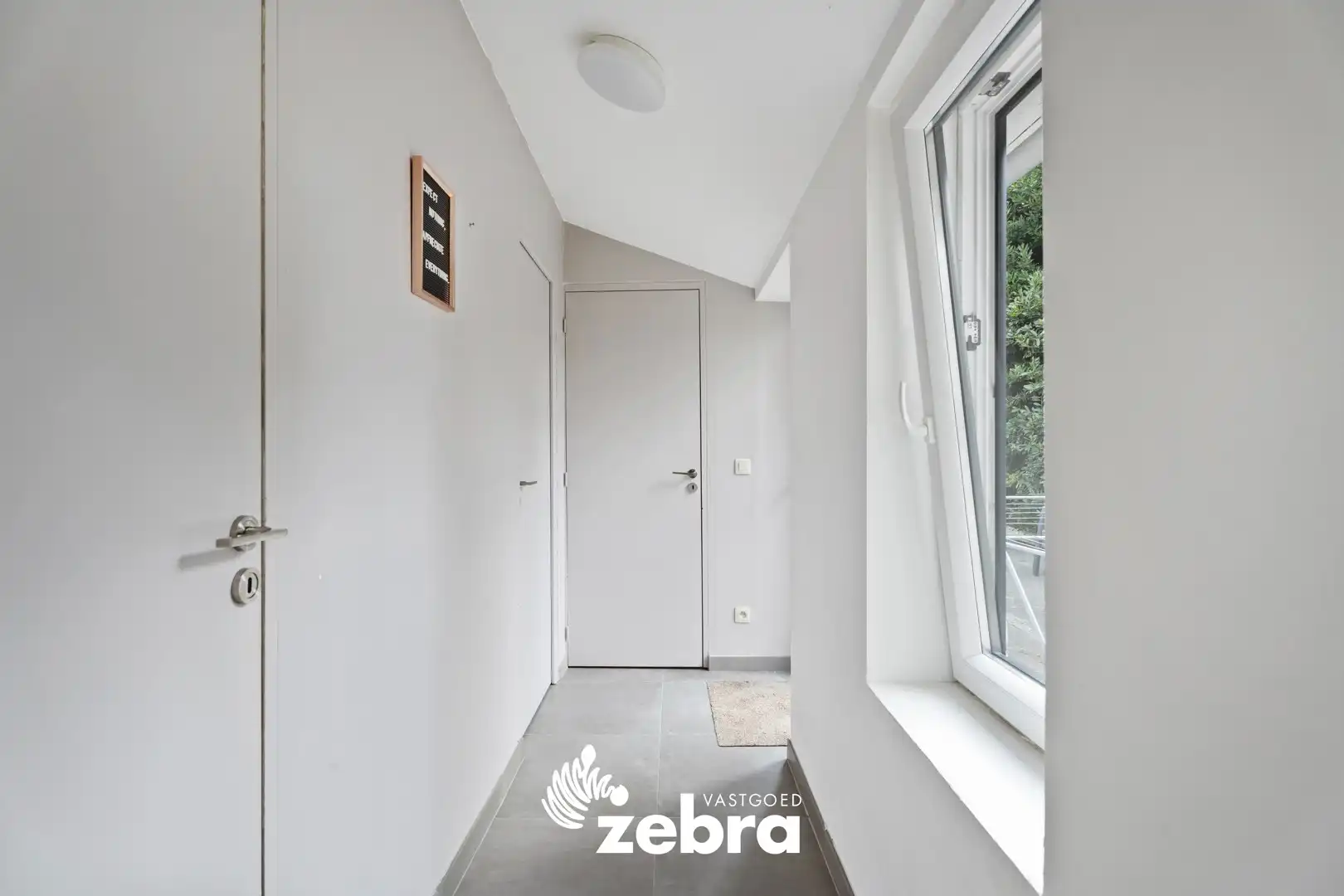 Gerenoveerde woning met 4 slaapkamers en garage te Roesbrugge! foto 8