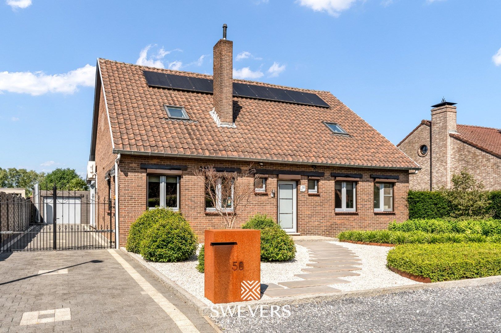 Ruime, instapklare woning met 6 slaapkamers op 7a 38ca te Koersel foto {{pictureIndex}}