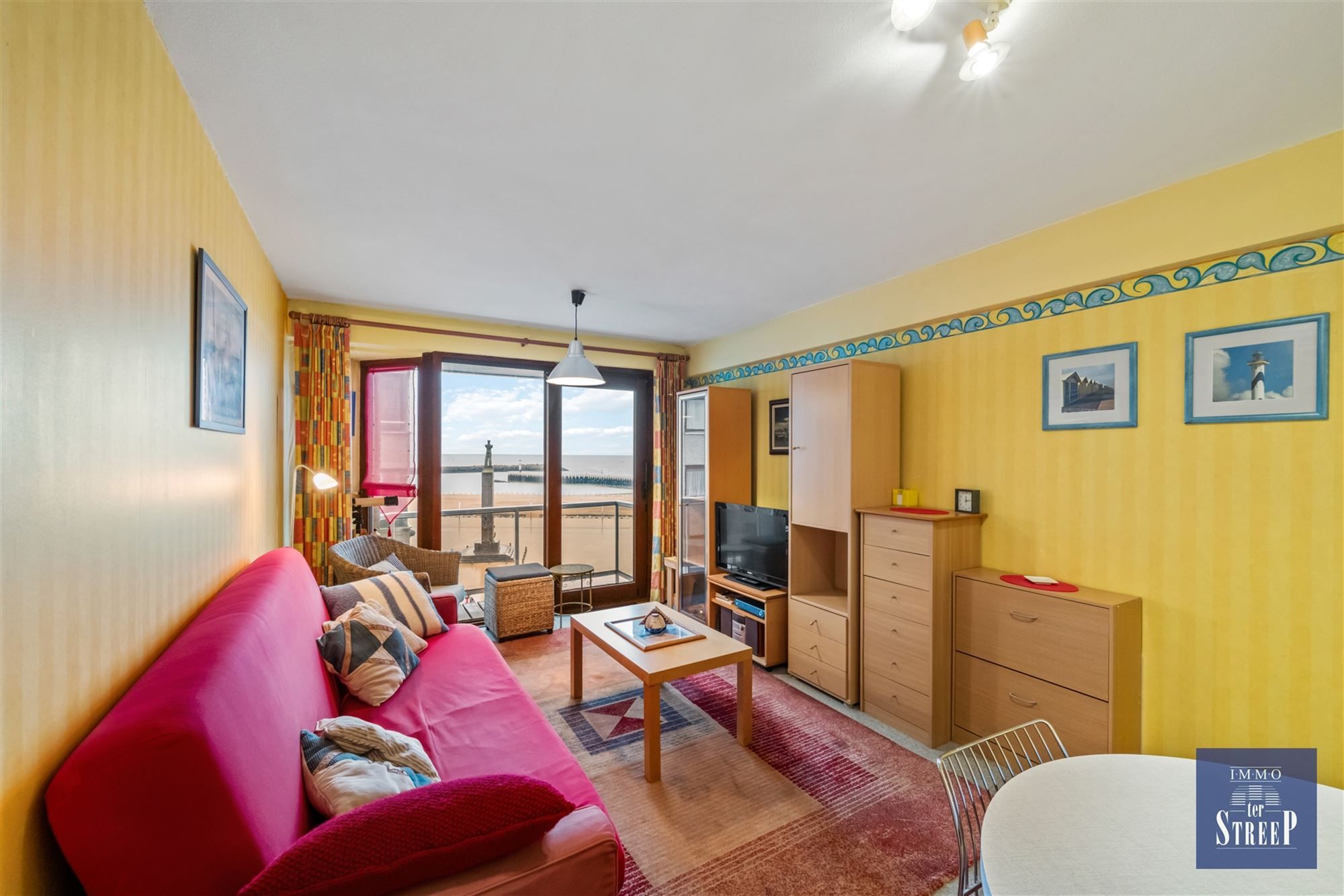 Gemeubelde studio met zeezicht foto 3