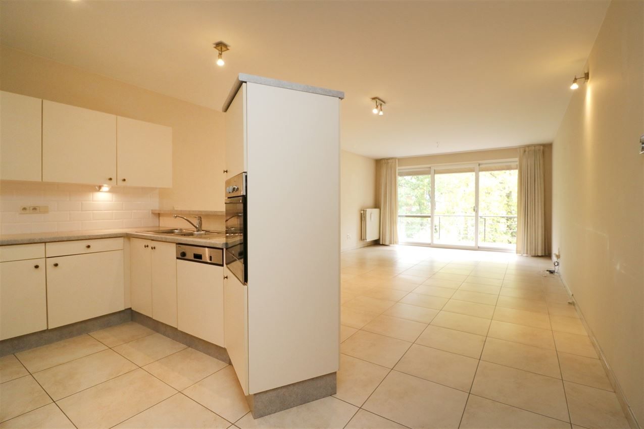 Appartement met 2 slpk., autostaanplaats en terras in centrum Aarschot foto 2