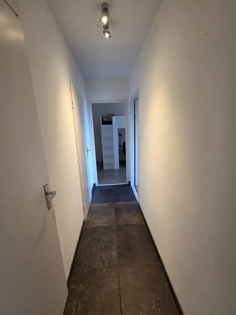 Volledig gerenoveerd tweeslaapkamer appartement inclusief garagebox en terras op toplocatie! foto 6