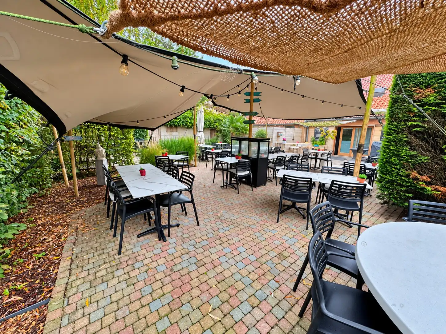 De Witte Doorn – instapklaar restaurant met woonst, sfeervolle tuin en polderzicht in Vlissegem. foto 11