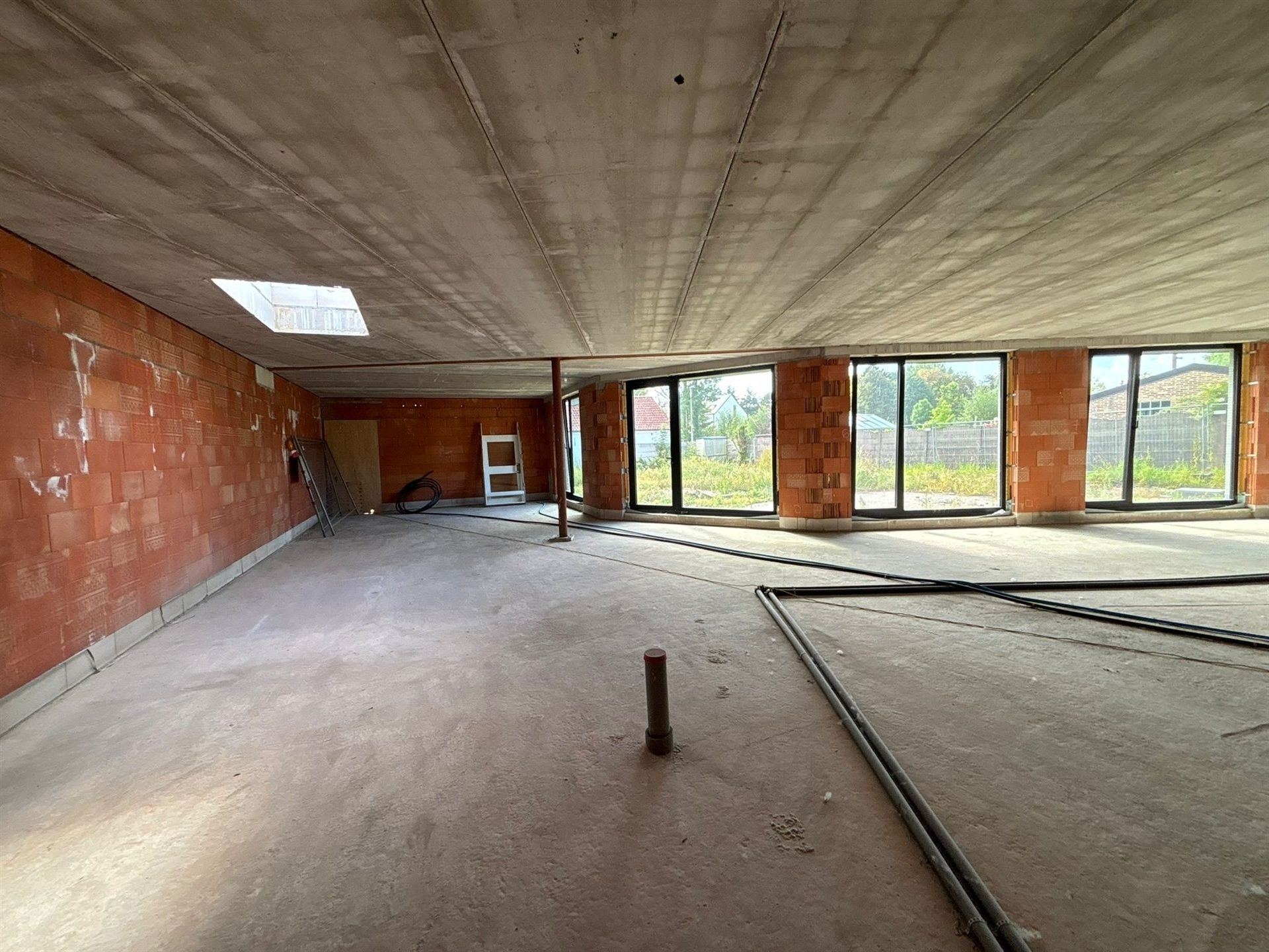 Nieuwbouw handelsruimte op commerciële liggen in het centrum! foto 10