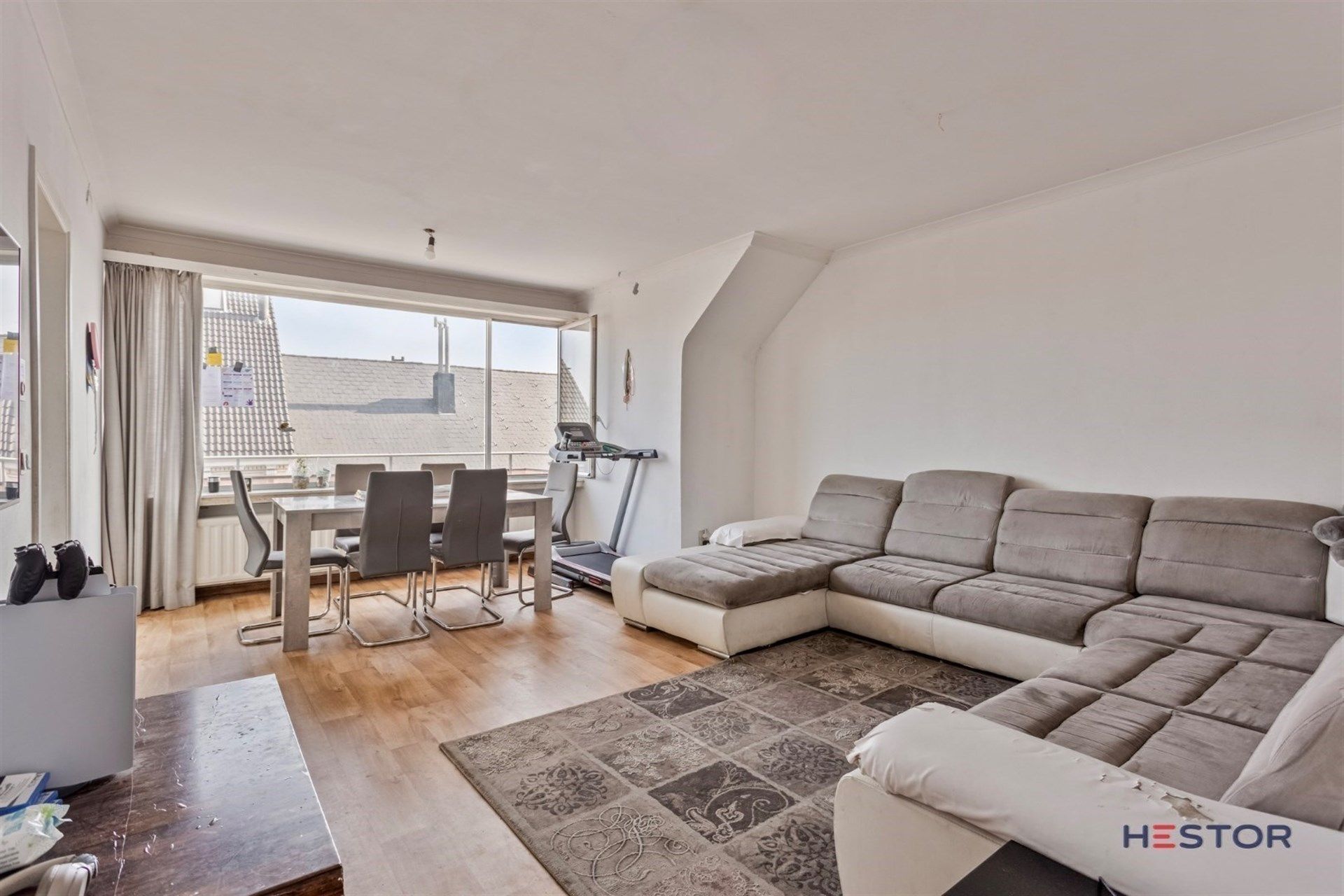 Lichtrijk twee slaapkamerappartement in het hartje van Temse foto {{pictureIndex}}