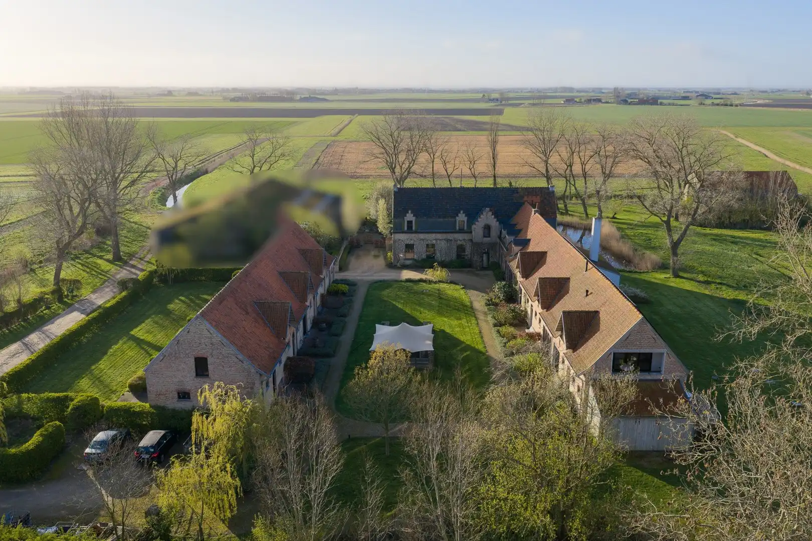 Hoofdfoto van de publicatie: Exclusieve historische herenhoeve 'Groot Noordhof' met 8 vergunde vakantielogies op topligging nabij zee