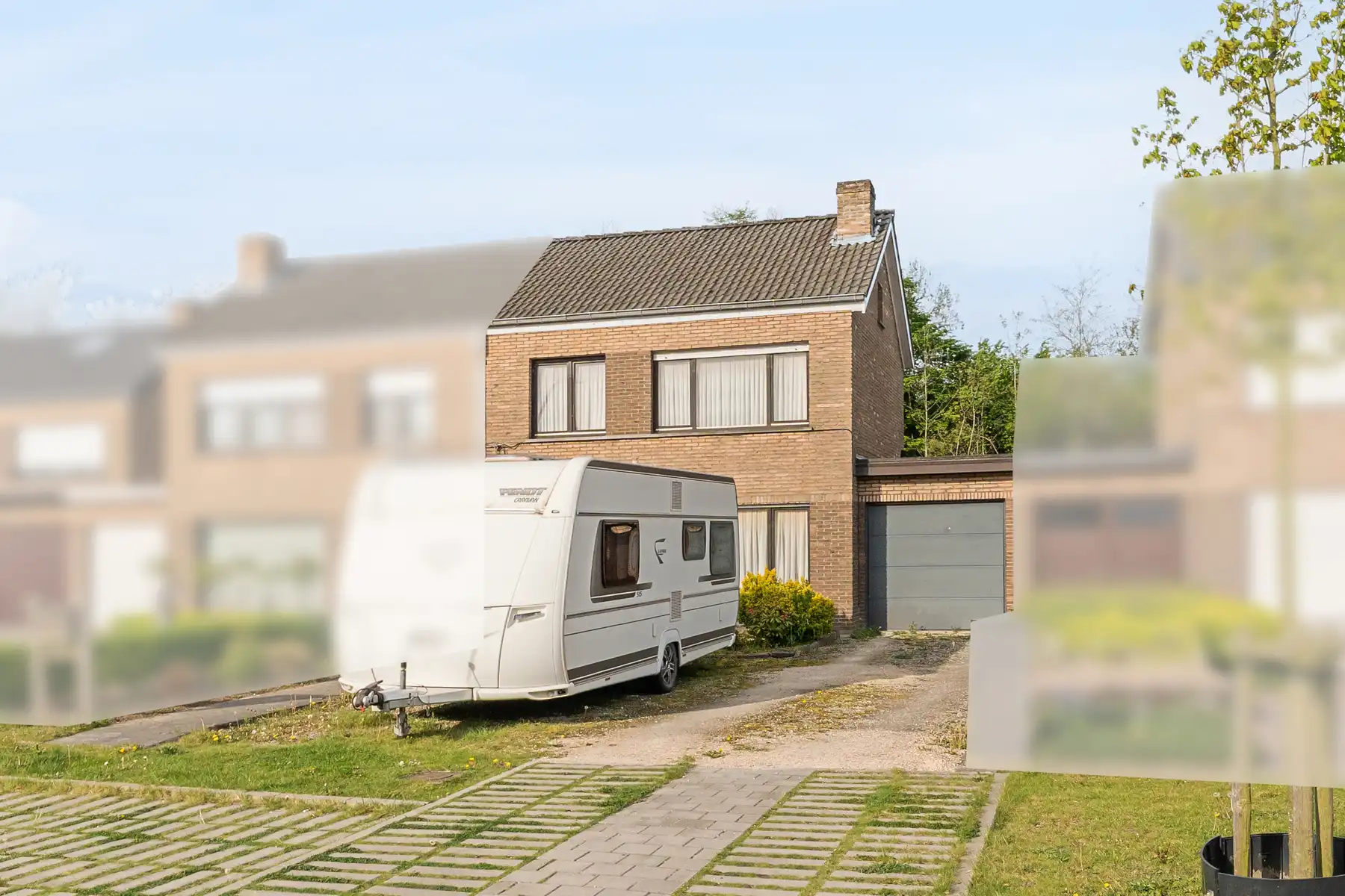 Woning met garage en tuin in de directe omgeving van de E40 foto 14