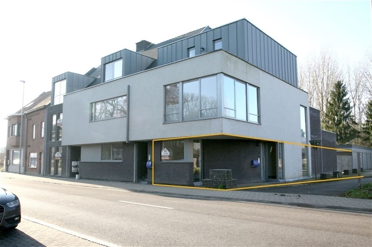 Gelijkvloers appartement met lichtrijke leefruimte, terras en garage foto {{pictureIndex}}