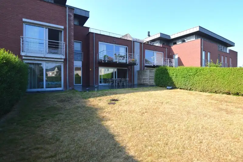 Gemeubeld gelijkvloers appartement met tuin – Heffen foto 13