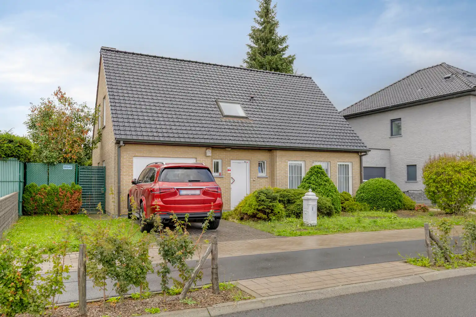 Ruime viergevelwoning met vier slaapkamers in Zellik foto {{pictureIndex}}