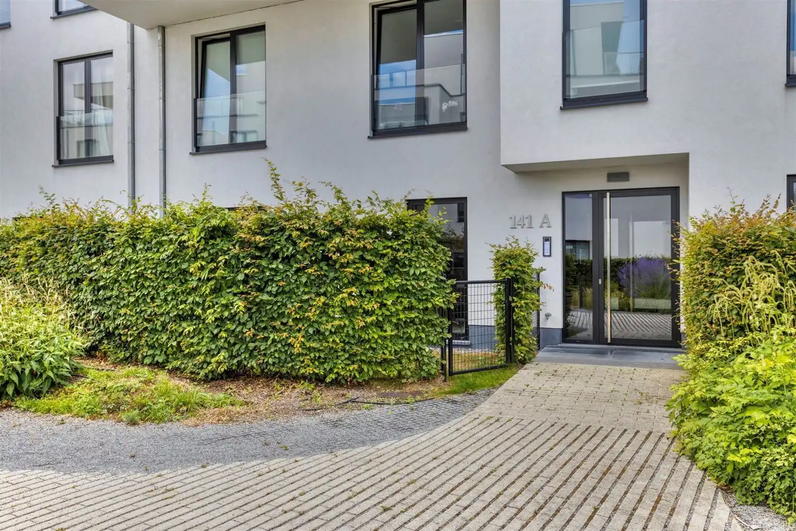 Prachtig recent gelijkvloers appartement met 2 slaapkamers, tuin en parking foto 3
