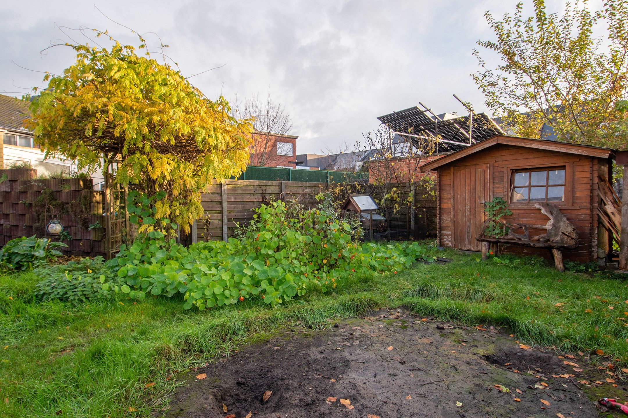 Charmante gezinswoning met garage en tuin foto 12