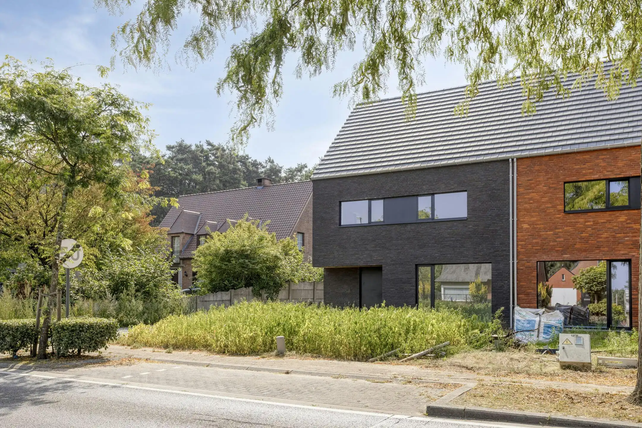 Halfopen-nieuwbouwwoning te koop nabij centrum Lichtaart foto {{pictureIndex}}