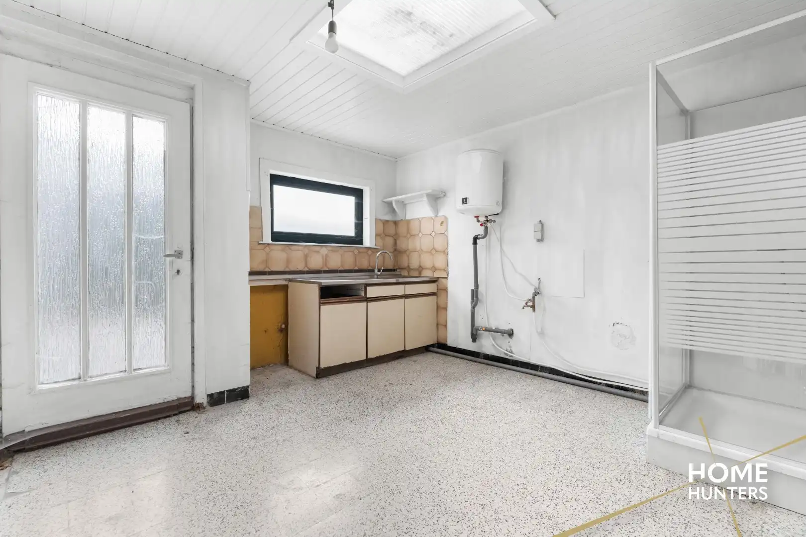 Renovatieproject met 4 slaapkamers, garage en ruime tuin foto 8