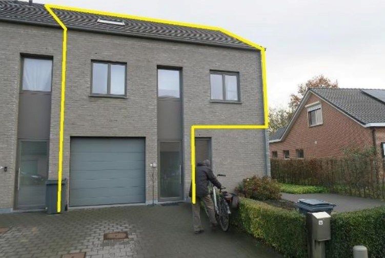 Ruime bel-étage woning met terras, garage en 3 slaapkamers in Lokeren foto {{pictureIndex}}
