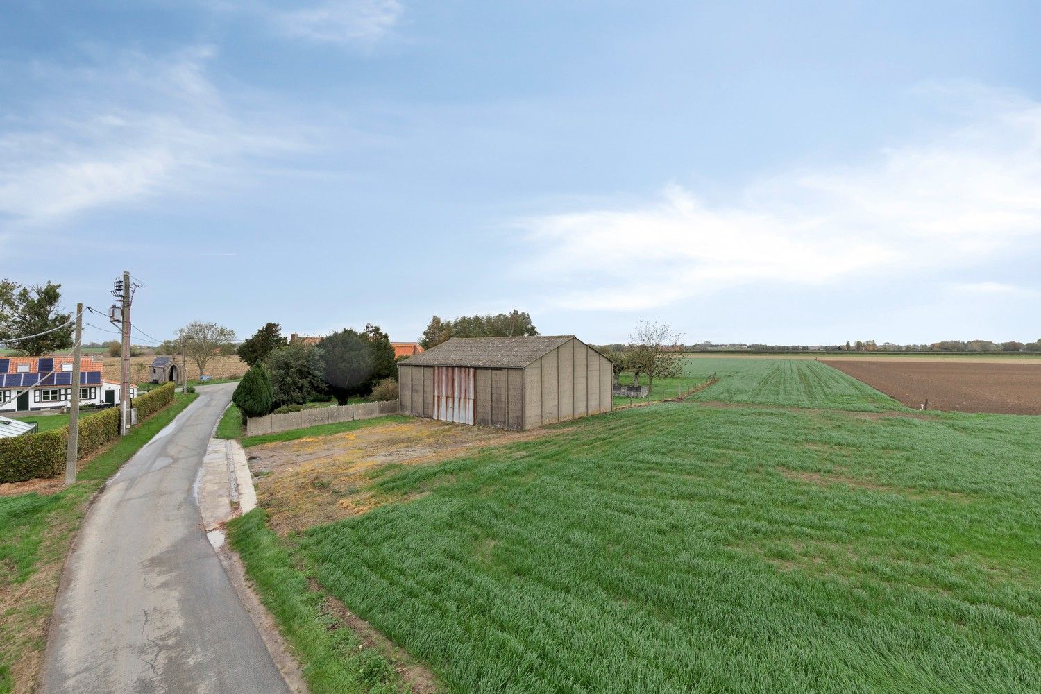Beveren aan de IJzer: Charmant en historisch hoevetje met woonhuis, diverse stallingen, loods en weide op 3.967m² totale grondopp. foto 3