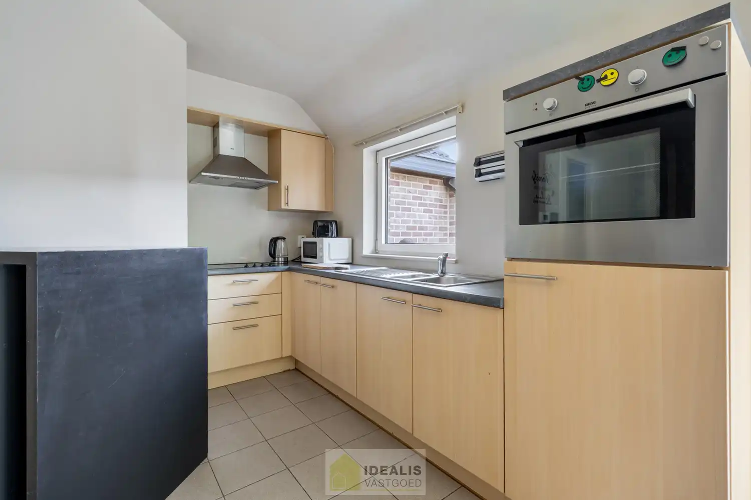 IDEALIS VASTGOED – KNAP APPARTEMENT GELEGEN OP UITERST CENTRALE LOCATIE TE OVERPELT, PELT. Dit knappe appartement met bouwjaar 2000 omvat een aangename ca.72m² en  biedt plaats aan een lichtrijke leefruimte met aansluitend goed onderhouden keuken, 2 knappe slaapkamers, badkamer en dakterras! Een fraai appartement, zeer geschikt voor kandidaten op zoek naar betaalbare woonruimte vlak bij het centrum van (Over)Pelt! foto 11
