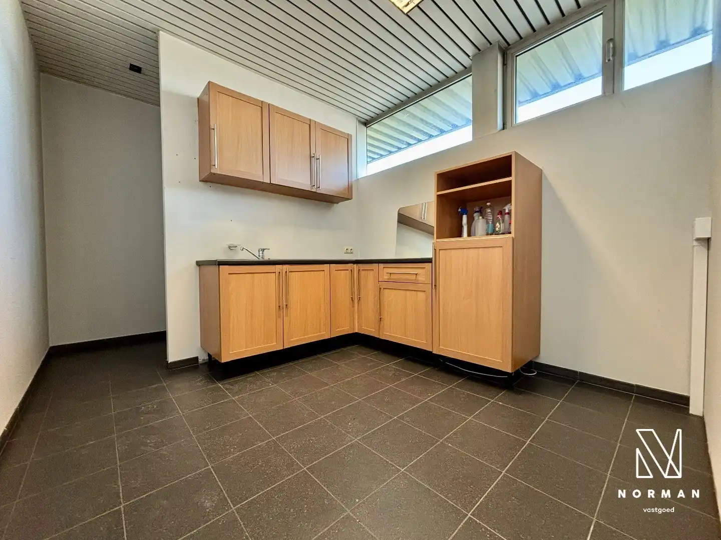 Toonzaal met bureaus en magazijn te huur in Meulebeke foto 7