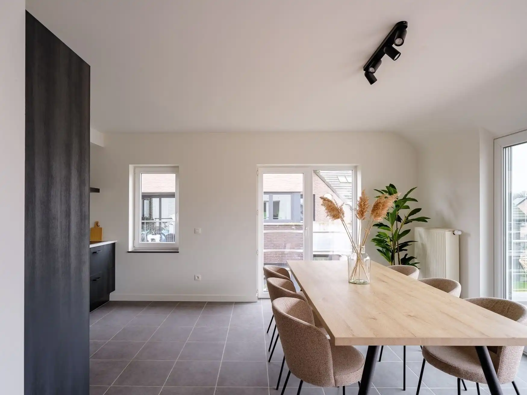 Lichtrijk, modern en instapklaar appartement met garage foto 6
