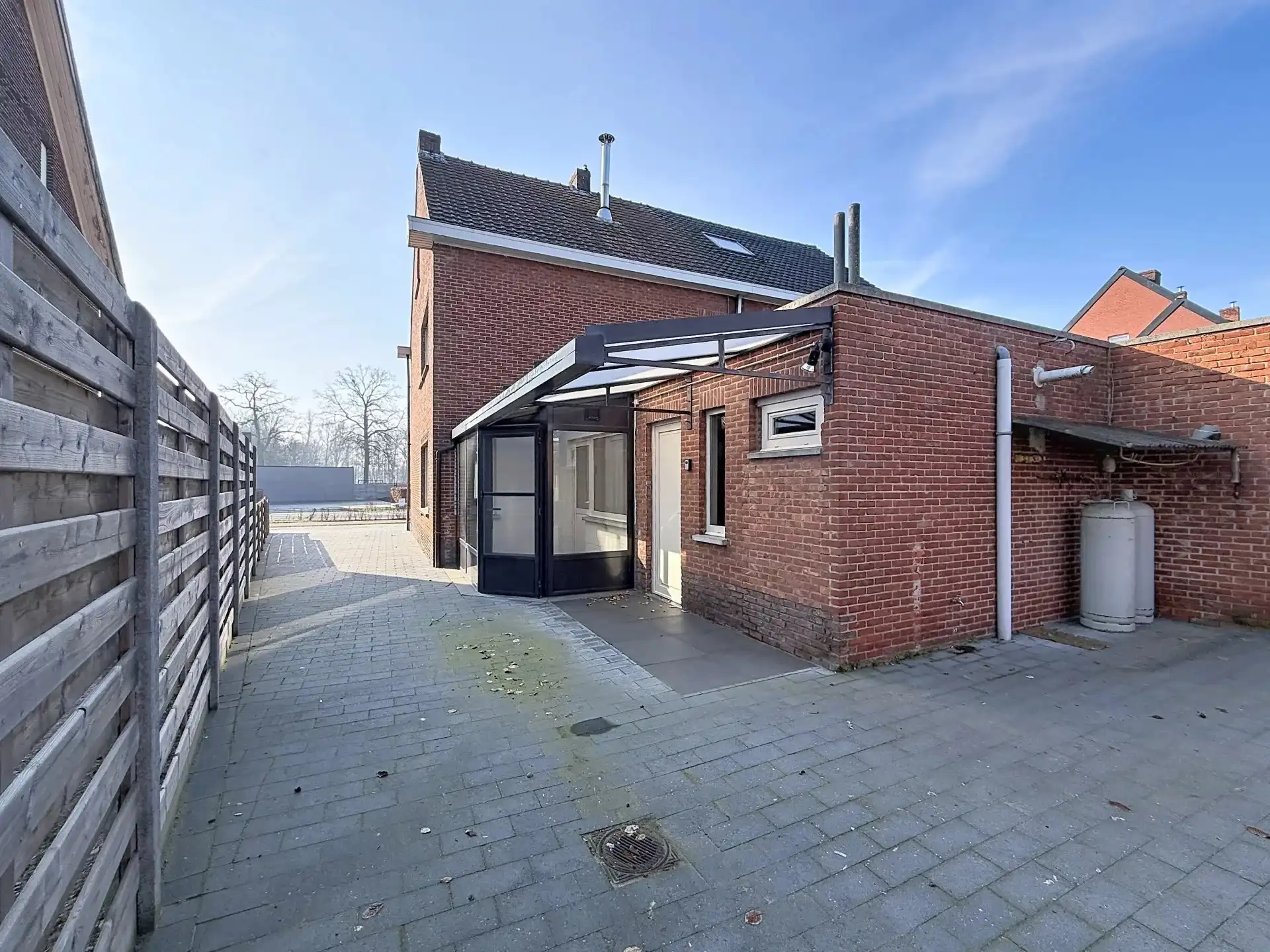 Halfopen bebouwing met 3 slaapkamers en een ruime tuin. foto 32