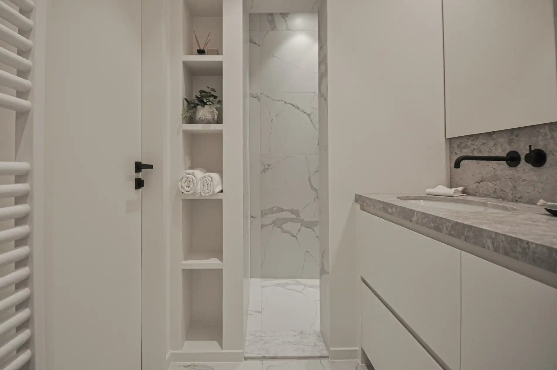 Volledig gerenoveerd appartement met een mooi zijdelings zeezicht gelegen in het Zoute. foto 15