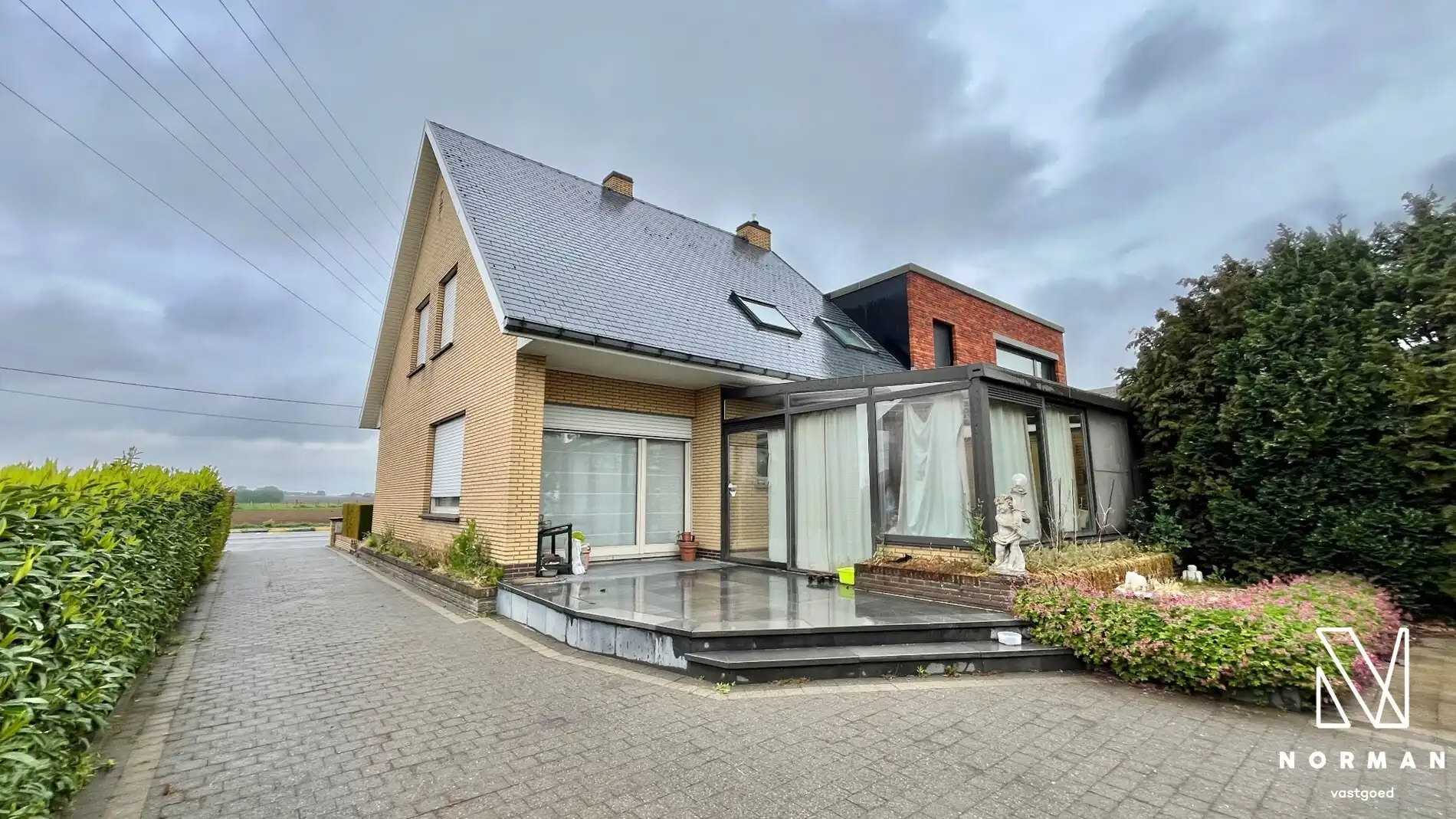 Hoofdfoto van de publicatie: Grote woning op 691m² met dubbele garage, landelijk zicht en zoveel meer.