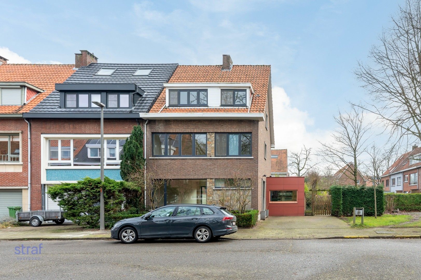 Halfopen bebouwing met 6 slaapkamers en tuin in doodlopende straat foto {{pictureIndex}}