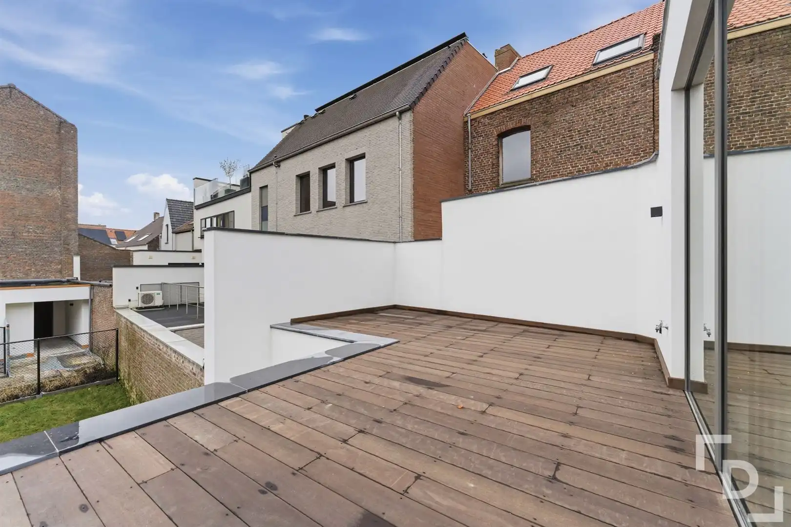 Nieuwbouwappartement met ruim terras te koop in centrum Ieper. foto 5
