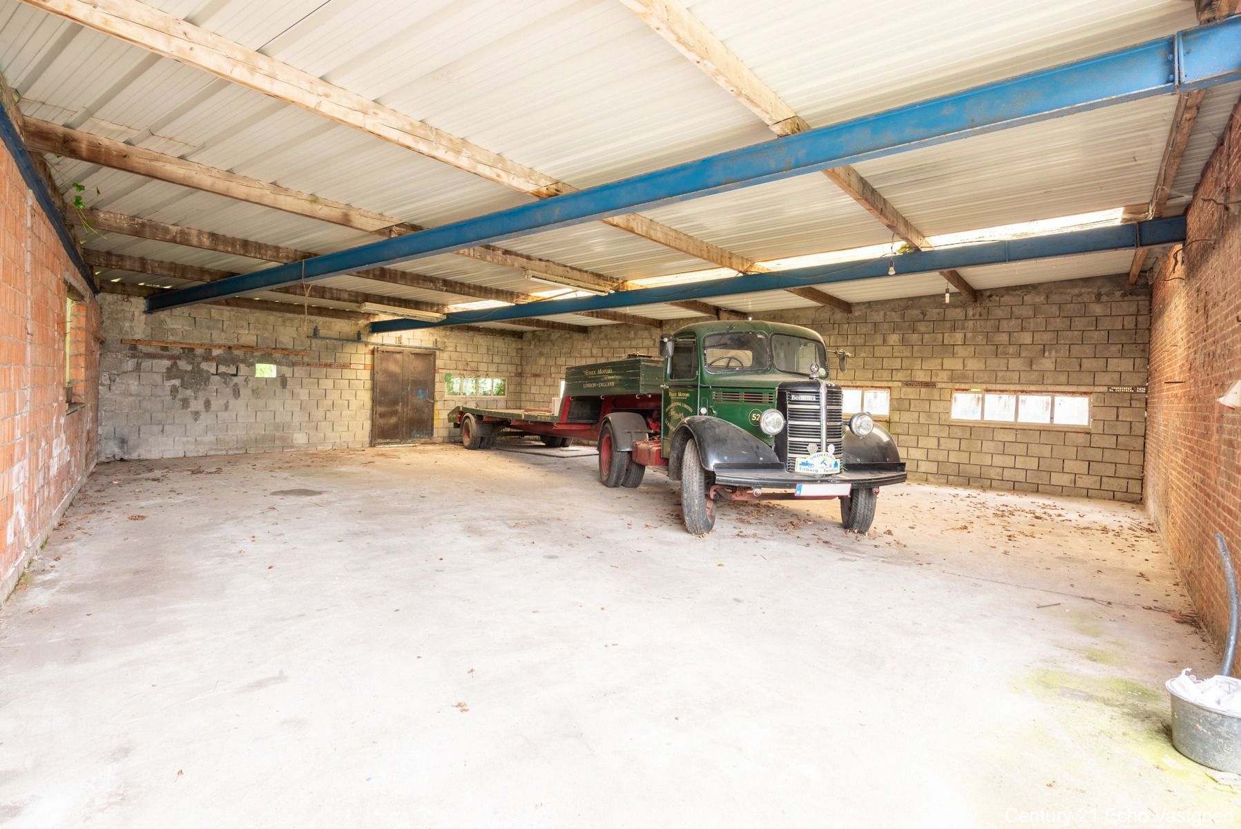 Karakterwoning met hal, garages, parking, tuin op ca 898m² foto 11