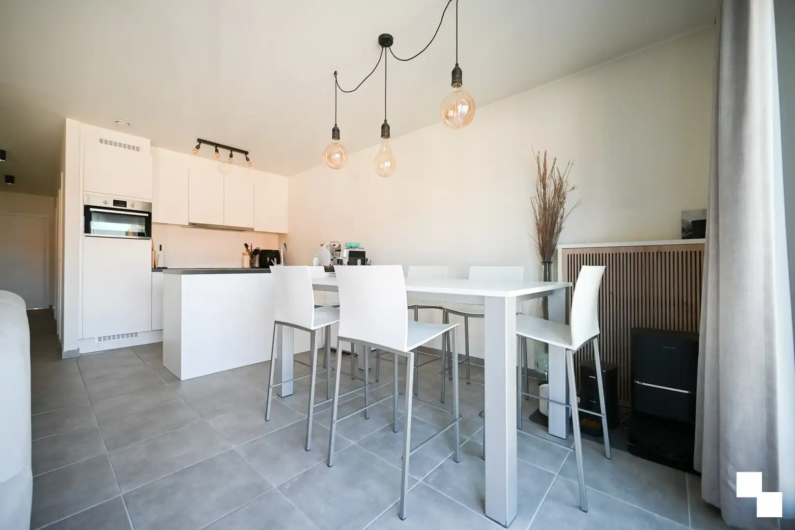 Instapklaar appartement met divers maatmeubilair te Izegem (Emelgem) foto 9