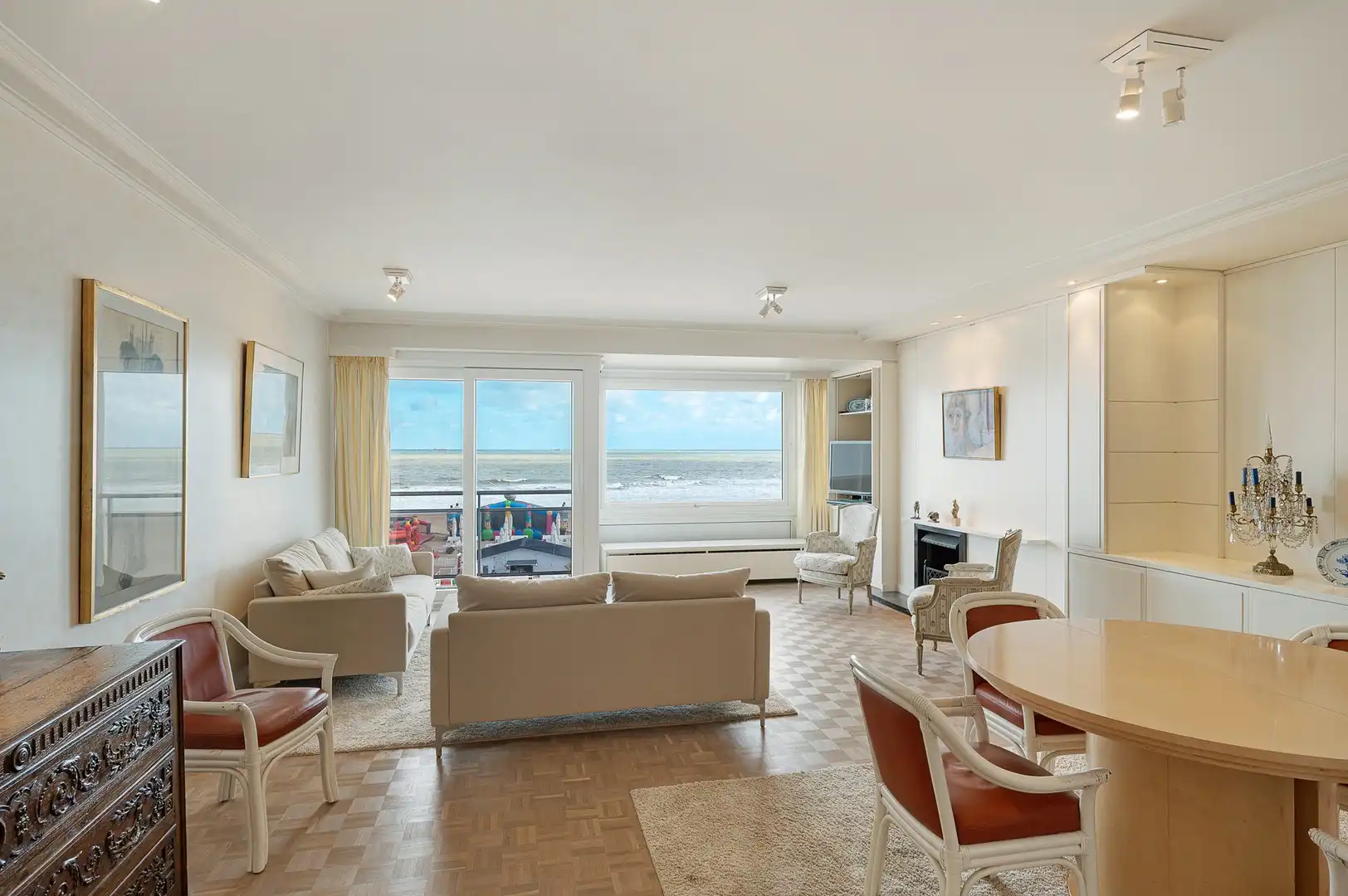 Appartement met frontaal zeezicht en een gevelbreedte van circa 6 meter, gelegen op een absolute toplocatie in het Zoute. foto 6