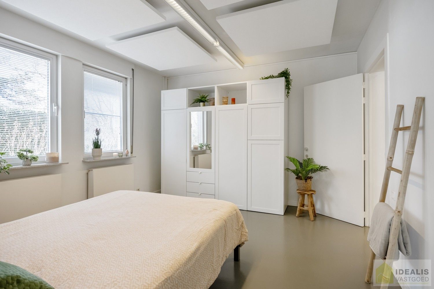 STATIGE, STRAKKE EN UITERST RUIME WONING/KANTOOR MET HOOGSTAANDE AFWERKING EN OOG VOOR DETAIL. VOORZIEN VAN 3 SLAAPKAMERS, RIANTE LEEFRUIMTES ÉN UNIEKE LANDSCAPE KANTOORRUIMTES OP RESIDENTIËLE DOCH GUNSTIGE LOCATIE! foto 24