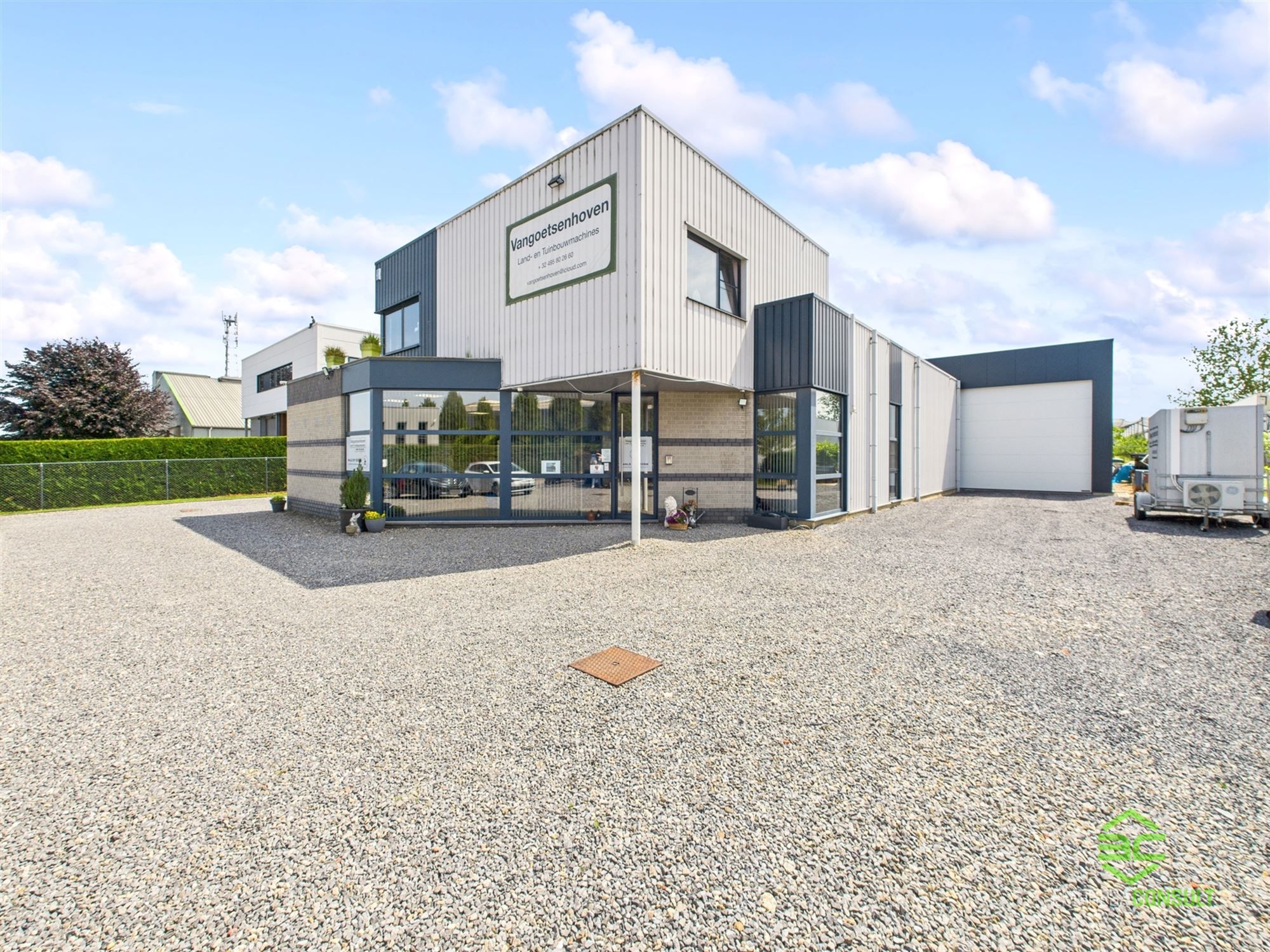 Instapklare werkplaats van 355m² met toonzaal en conciërgewoning! foto {{pictureIndex}}