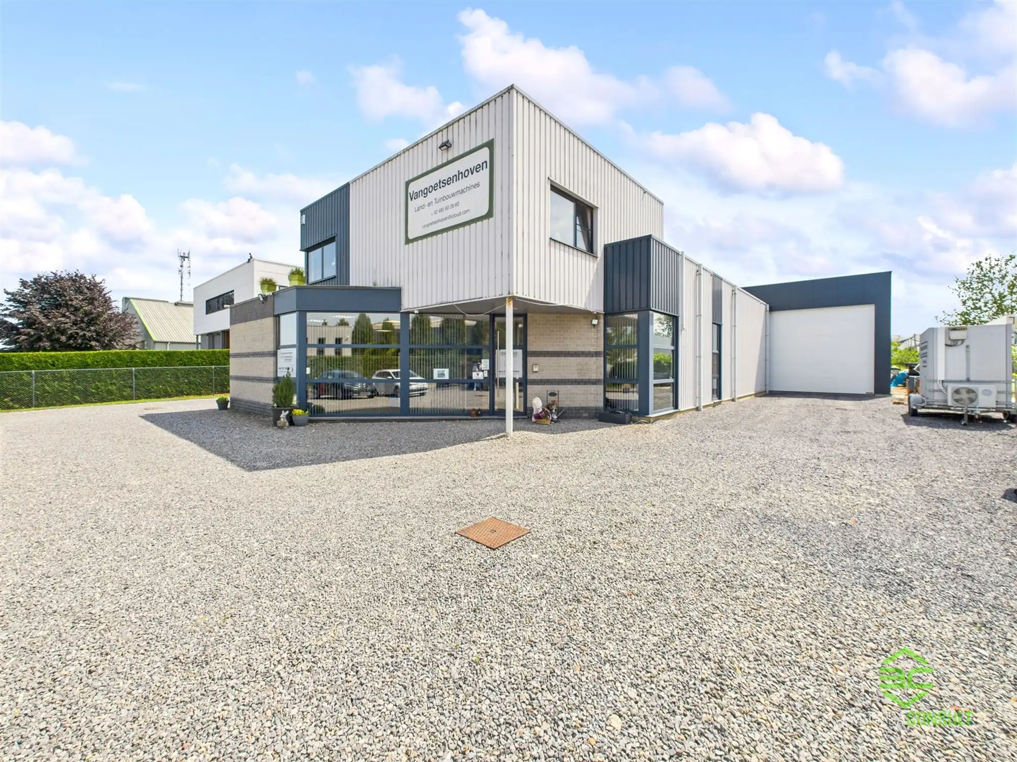 Instapklare werkplaats van 355m² met toonzaal en conciërgewoning! foto {{pictureIndex}}