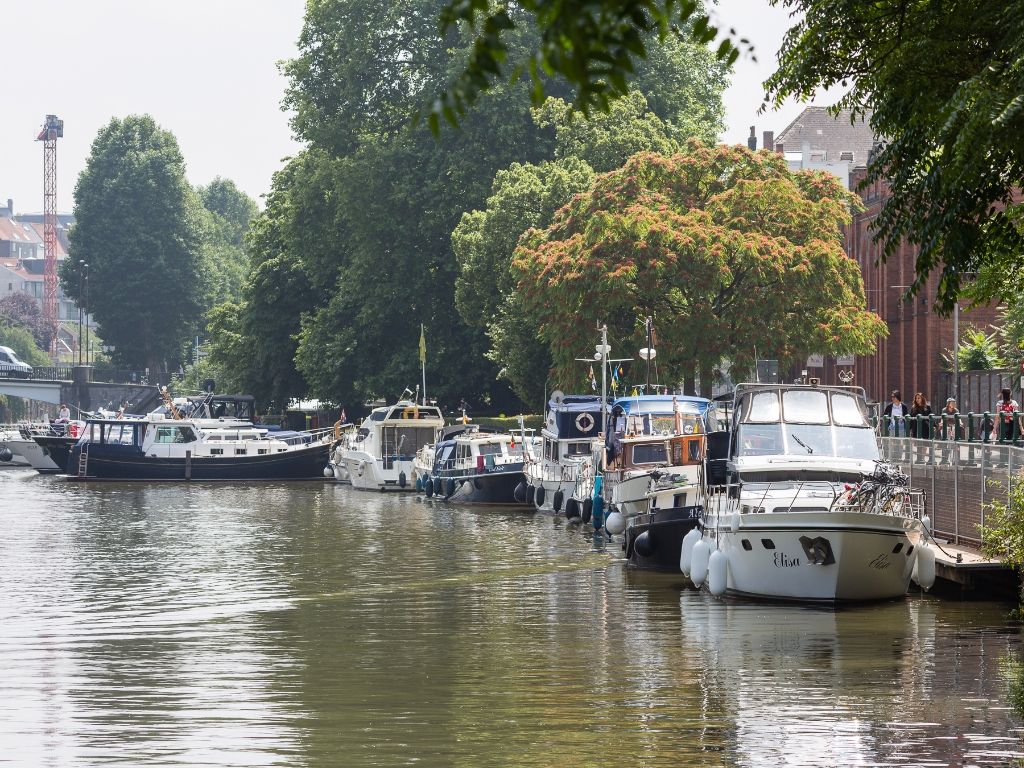 Recollettenlei – Op te frissen appartement met prachtig zicht op het water en oud justitiepaleis. foto 9