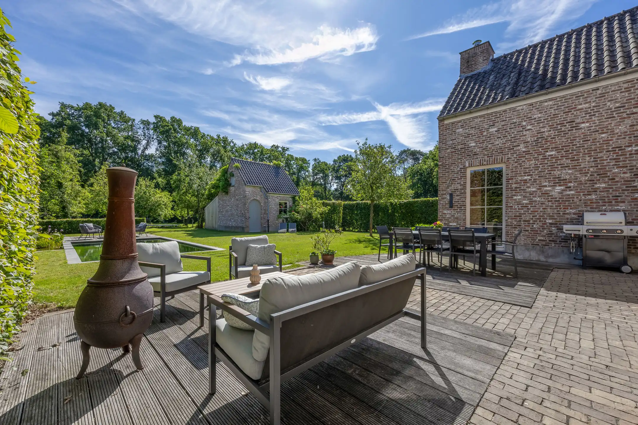 Rustig gelegen villa met prachtige tuin en zwemvijver foto 32