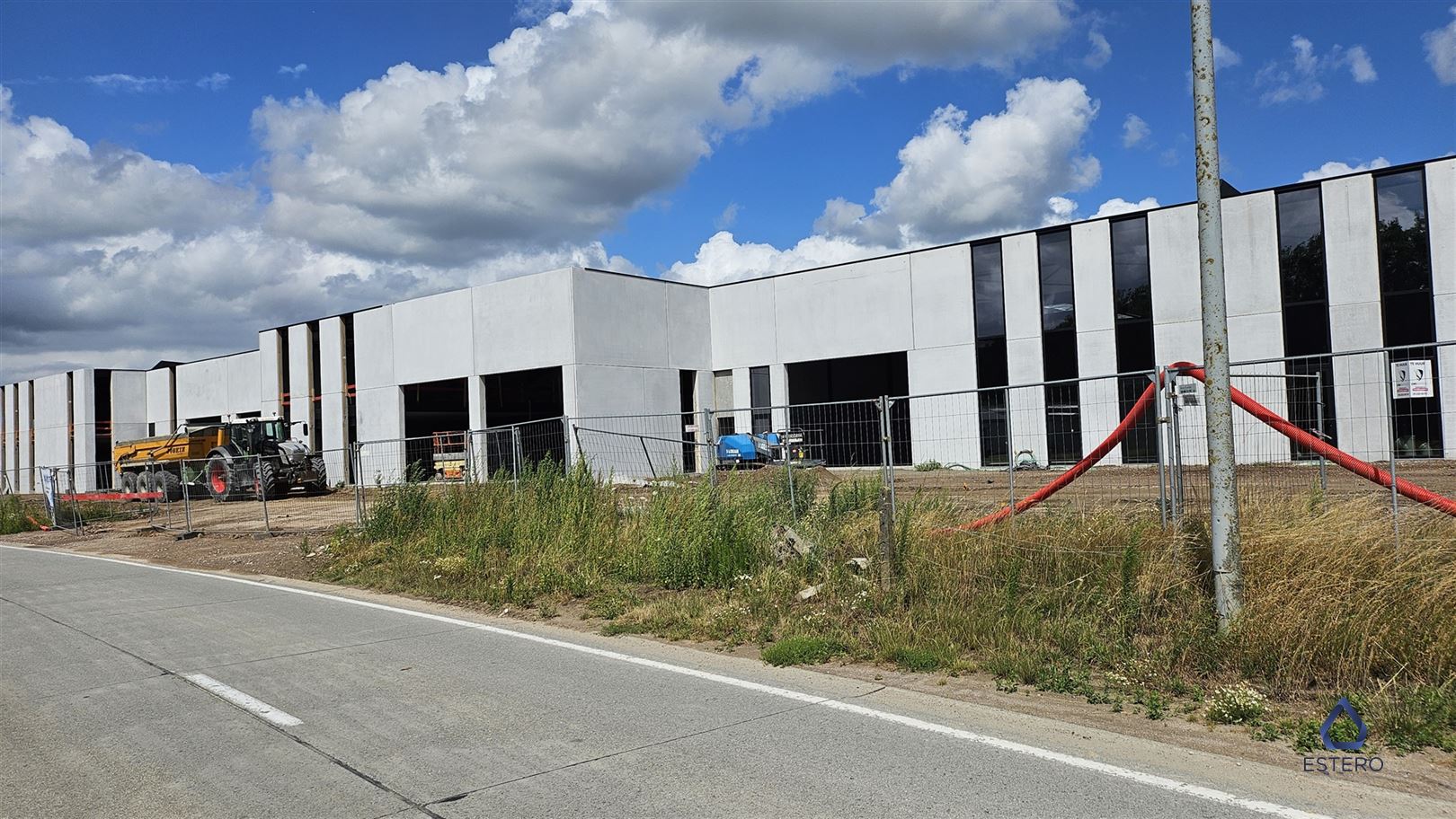 Nieuwbouw KMO-unit (880m²) in industriezone Deinze Noord foto {{pictureIndex}}
